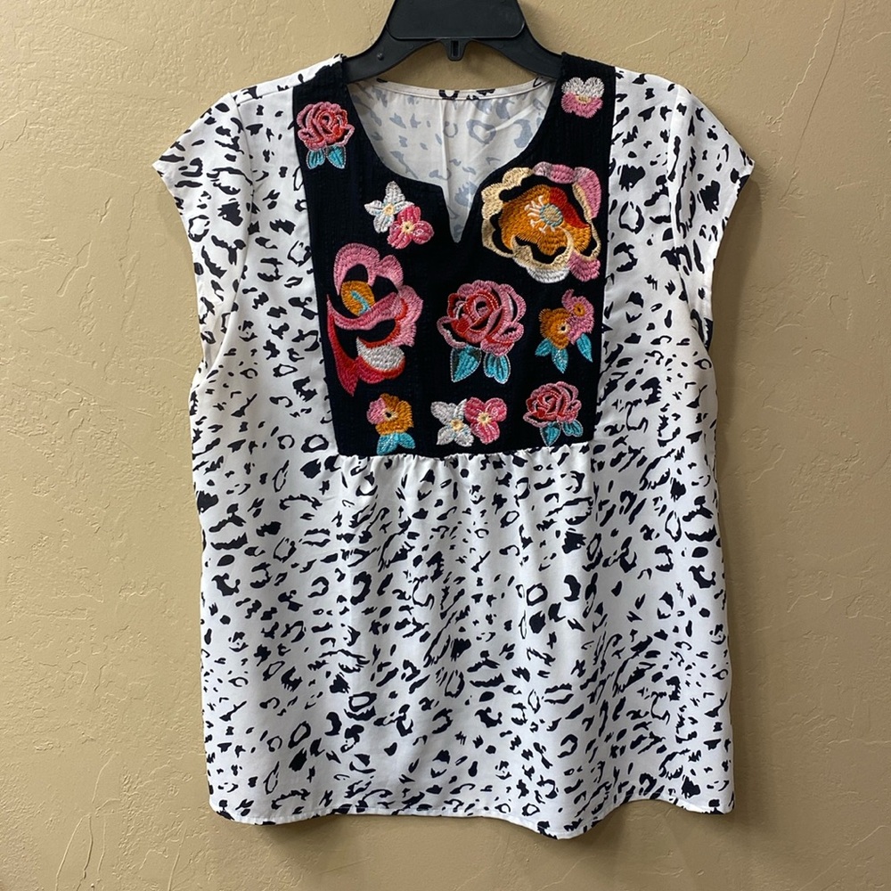 Embroidered floral print top. Medium.